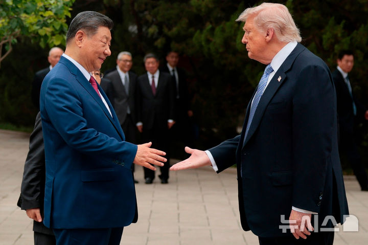 [베이징=AP/뉴시스] 도널드 트럼프(오른쪽) 미국 대통령과 시진핑 중국 국가주석이 2026년 5월15일 중국 베이징 중난하이 정원 방문을 마친 뒤 악수하고 있다. 2026.05.15.