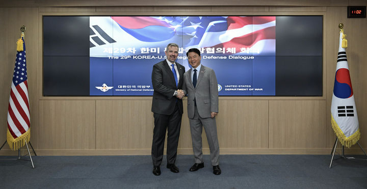 17일 부산에서 열린 제29차 한미 통합국방협의체(KIDD) 회의에서 김홍철 국방정책실장과 미 전쟁부 조지 르무어동아시아부차관보가 악수하고 있다. (사진=국방부 제공) 2026.09.19. *재판매 및 DB 금지