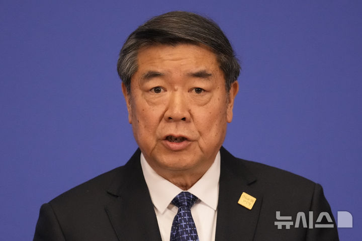 [베이징=AP/뉴시스] 허리펑 중국 국무원 부총리가 8일 존 힐리 영국 재무장관과 통화해 양국 현안을 논의했다. 사진은 허 부총리가 지난해 1월 11일 중국 베이징에서 열린 제11차 중영 경제·재정 대화를 마친 뒤 기자회견하는 모습. 2026.10.09
