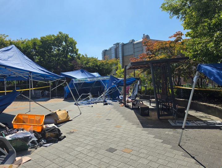 [안성=뉴시스] 19일 오전 11시18분께 경기 안성시 공도읍 공도10호어린이공원에서 시 주최 녹색장터 행사에 시가 운영하는 중고용품 수거 트럭이 돌진하는 사고가 나 2명이 숨지고 5명이 부상했다. (사진=경기도소방재난본부 제공) 2026.9.19 photo@newsis.com *재판매 및 DB 금지