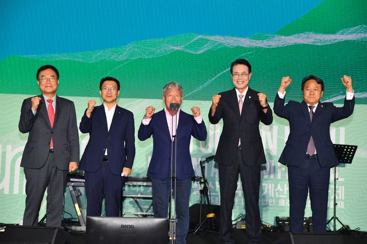 [울산=뉴시스] 지난 18일 오후 울산 울주군 영남알프스 복합웰컴센터에서 제11회 울산울주세계산악영화제 개막식이 열린 가운데 이순걸 이사장 등이 개막 선언을 하고 있다. 사진 왼쪽부터 서범수 국회의원, 신민식 울산시 경제부시장, 엄홍길 집행위원장, 이순걸 이사장, 정우식 울주군의회 의장. (사진=울산 울주군 제공) photo@newsis.com *재판매 및 DB 금지