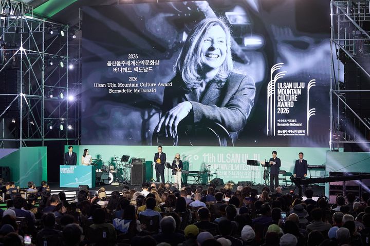 [울산=뉴시스] 지난 18일 오후 울산 울주군 영남알프스 복합웰컴센터에서 제11회 울산울주세계산악영화제 개막식이 열린 가운데 캐나다 산악문학가 버나데트 맥도날드가 2026 울산울주세계산악문화상을 수상했다. (사진=사단법인 울주세계산악영화제 제공) photo@newsis.com *재판매 및 DB 금지