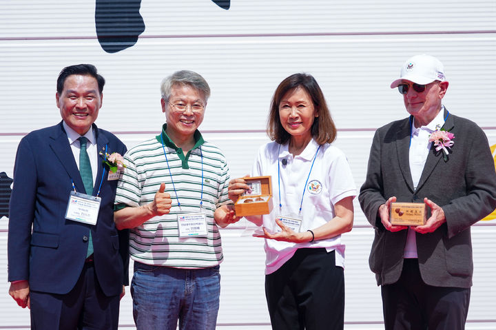 [곡성=뉴시스] 민형배 전남광주통합특별시장이 19일 오전 곡성군 석곡농협에서 열린 벼 수확 행사에 참석한 미셸 스틸 주한미국대사에게 기념품인 '귀족호도'를 전달하고 있다. (사진=전남광주시 제공) 2026.09.19. photo@newsis.com *재판매 및 DB 금지