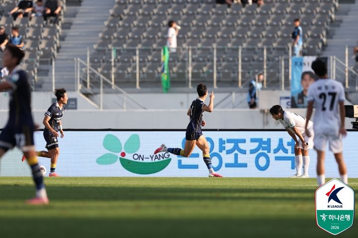 [아산=뉴시스] 충남아산FC 김종민이 19일 천안시티FC전에서 득점을 한 후 세레머니를 하고 있다. (사진=한국프로축구연맹 제공) 2026.09.19 photo@newsis.com *재판매 및 DB 금지