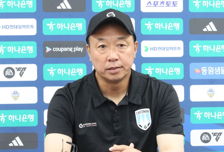 [아산=뉴시스] 최영민 기자=천안시티FC 박진섭 감독이 19일 충남아산FC와 경기를 마친 후 인터뷰를 하고 있다. 2026.09.19 ymchoi@newsis.com *재판매 및 DB 금지