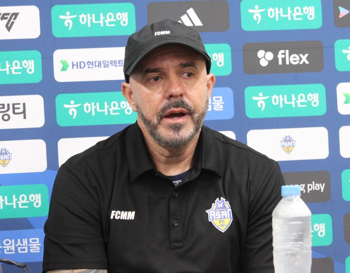 [아산=뉴시스] 최영민 기자=충남아산FC 안드레 감독이 19일 천안시티FC와 경기 후 인터뷰를 하고 있다. 2026.09.19 ymchoi@newsis.com *재판매 및 DB 금지