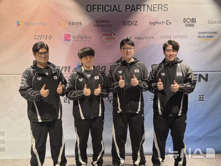 [부산=뉴시스]오동현 기자 = '2026 아이치·나고야 아시안게임'에 출전하는 대전격투 이스포츠 국가대표팀. 사진은 왼쪽부터 강성훈 감독과 배재민, 이광노, 연제길 선수가 18일 부산이스포츠경기장에서 금메달을 향한 각오를 밝혔다. odong85@newsis.com