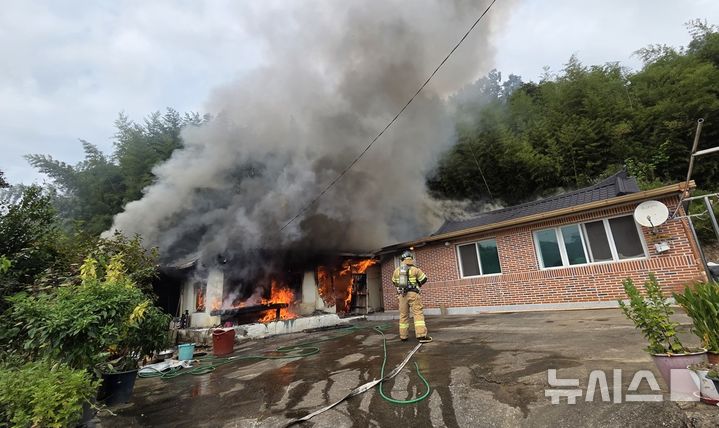 [경주=뉴시스] 안병철 기자 = 19일 오후 12시33분께 경북 경주시 천북면 물천리 한 주택에서 화재가 발생했다.(사진=경북소방본부 제공) 2026.09.19. photo@newsis.com