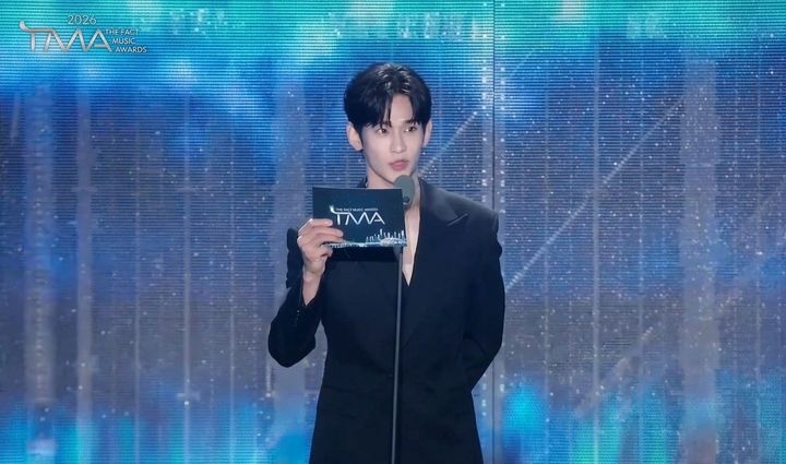 [서울=뉴시스] 배우 김수현이 19일 부산아시아드주경기장에서 열린 '2026 더팩트 뮤직어워즈'에서 TMA 인기상 시상자로 무대에 올랐다. (사진='2026 더팩트 뮤직어워즈' 생중계 화면 캡처)&nbsp; 2026.09.19. photo@newsis.com *재판매 및 DB 금지