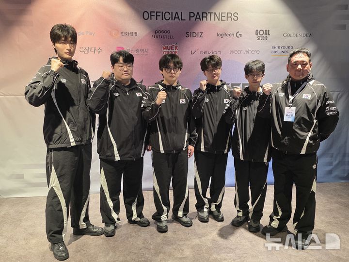 [부산=뉴시스]오동현 기자= 아시안게임 '배틀그라운드 모바일' 국가대표팀 선수들이 18일 부산이스포츠경기장에서 합숙훈련에 임하고 있다. 김준하·박상철·송수안·전현빈·정유찬 선수와 윤상훈 지도자. odong85@newsis.com