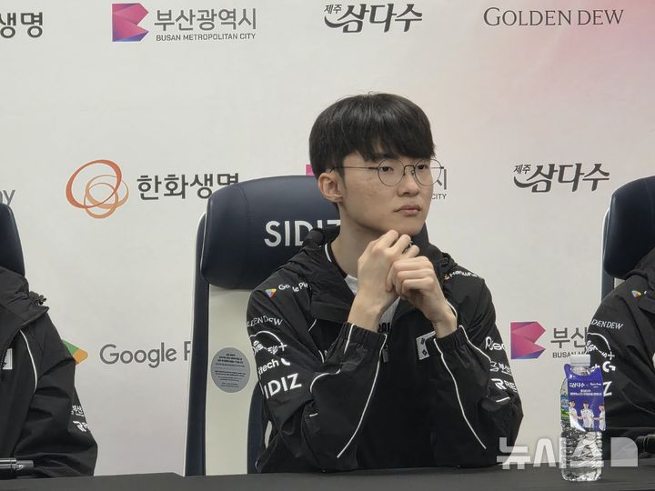 [부산=뉴시스]오동현 기자 = '페이커' 이상혁이 19일 부산에서 열린 미국과의 리그 오브 레전드(LoL) 국가대표 평가전을 마치고 기자회견에 참석했디. odong85@newsis.com 