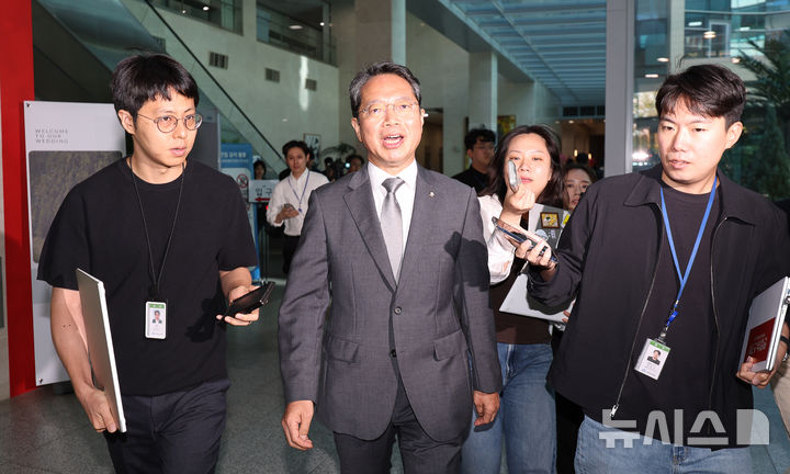 [서울=뉴시스] 김명년 기자 = 김승원 법무부 장관 후보자가 19일 오전 서울 여의도 국회 소통관에서 기자회견을 마치고 이동하고 있다. 이날 김 후보자는 후보직을 사퇴했다. 2026.09.19. kmn@newsis.com