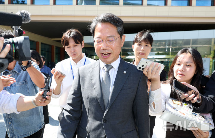 [서울=뉴시스] 김명년 기자 = 김승원 법무부 장관 후보자가 19일 오전 서울 여의도 국회 소통관에서 기자회견을 마치고 이동하고 있다. 이날 김 후보자는 후보직을 사퇴했다. 2026.09.19. kmn@newsis.com
