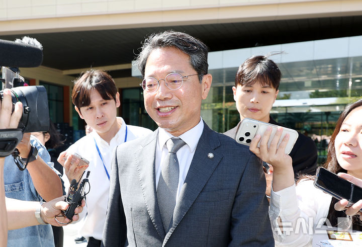 [서울=뉴시스] 김명년 기자 = 김승원 법무부 장관 후보자가 지난 19일 오전 서울 여의도 국회 소통관에서 기자회견을 마치고 이동하고 있다. 이날 김 후보자는 후보직을 사퇴했다. 2026.09.19. kmn@newsis.com