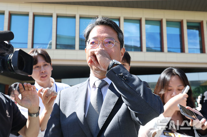 [서울=뉴시스] 김명년 기자 = 김승원 법무부 장관 후보자가 지난 19일 오전 서울 여의도 국회 소통관에서 기자회견을 마치고 이동하고 있다. 이날 김 후보자는 후보직을 사퇴했다. 2026.09.19. kmn@newsis.com