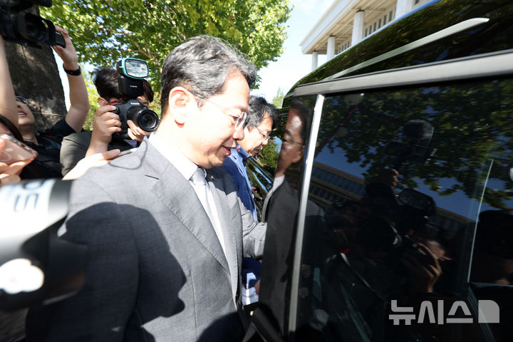 [서울=뉴시스] 김명년 기자 = 김승원 법무부 장관 후보자가 19일 오전 서울 여의도 국회 소통관에서 기자회견을 마치고 이동하고 있다. 이날 김 후보자는 후보직을 사퇴했다. 2026.09.19. kmn@newsis.com