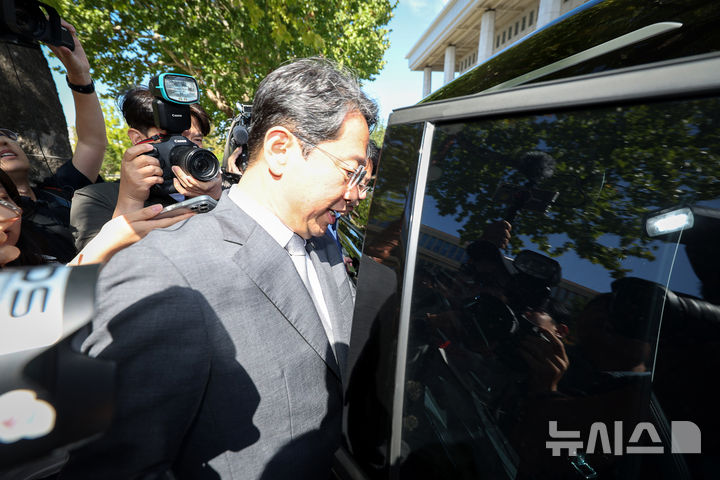 [서울=뉴시스] 김명년 기자 = 김승원 법무부 장관 후보자가 19일 오전 서울 여의도 국회 소통관에서 기자회견을 마치고 이동하고 있다. 이날 김 후보자는 후보직을 사퇴했다. 2026.09.19. kmn@newsis.com