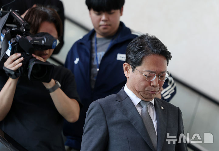 [서울=뉴시스] 김명년 기자 = 김승원 법무부 장관 후보자가 19일 오전 서울 여의도 국회 소통관에서 기자회견을 마치고 이동하고 있다. 이날 김 후보자는 후보직을 사퇴했다. 2026.09.19. kmn@newsis.com