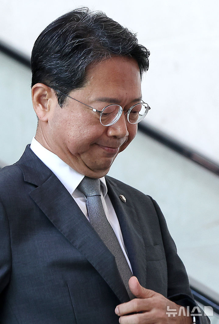 [서울=뉴시스] 김명년 기자 = 김승원 법무부 장관 후보자가 19일 오전 서울 여의도 국회 소통관에서 기자회견을 마치고 이동하고 있다. 이날 김 후보자는 후보직을 사퇴했다. 2026.09.19. kmn@newsis.com