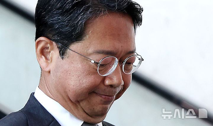 [서울=뉴시스] 김명년 기자 = 김승원 법무부 장관 후보자가 19일 오전 서울 여의도 국회 소통관에서 기자회견을 마치고 이동하고 있다. 이날 김 후보자는 후보직을 사퇴했다. 2026.09.19. kmn@newsis.com
