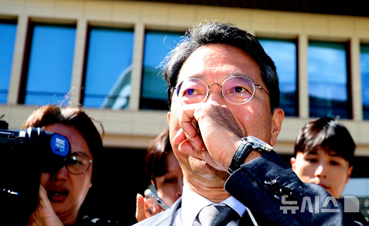 [서울=뉴시스] 김명년 기자 = 김승원 법무부 장관 후보자가 19일 오전 서울 여의도 국회 소통관에서 기자회견을 마치고 이동하고 있다. 이날 김 후보자는 후보직을 사퇴했다. 2026.09.19. kmn@newsis.com