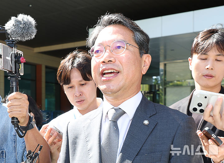[서울=뉴시스] 김명년 기자 = 김승원 법무부 장관 후보자가 19일 오전 서울 여의도 국회 소통관에서 기자회견을 마치고 이동하고 있다. 이날 김 후보자는 후보직을 사퇴했다. 2026.09.19. kmn@newsis.com
