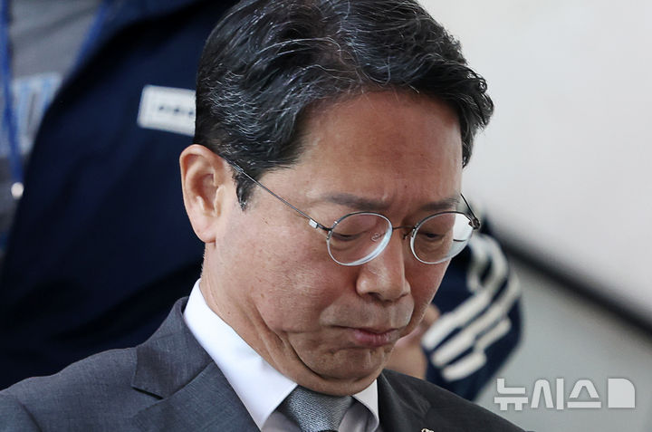 [서울=뉴시스] 김명년 기자 = 김승원 법무부 장관 후보자가 19일 오전 서울 여의도 국회 소통관에서 기자회견을 마치고 이동하고 있다. 이날 김 후보자는 후보직을 사퇴했다. 2026.09.19. kmn@newsis.com