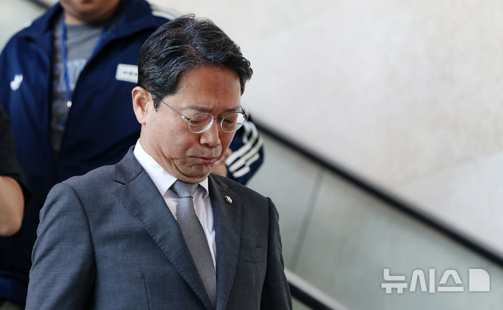 [서울=뉴시스] 김명년 기자 = 김승원 법무부 장관 후보자가 지난 19일 오전 서울 여의도 국회 소통관에서 기자회견을 마치고 이동하고 있다. 이날 김 후보자는 후보직을 사퇴했다. 2026.09.19. kmn@newsis.com