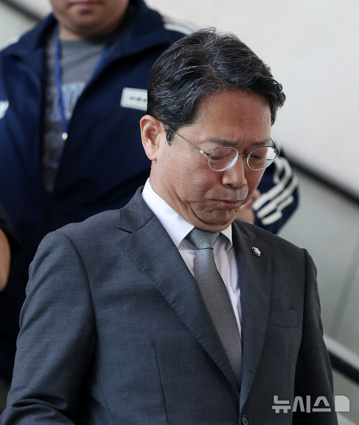 [서울=뉴시스] 김명년 기자 = 김승원 법무부 장관 후보자가 19일 오전 서울 여의도 국회 소통관에서 기자회견을 마치고 이동하고 있다. 이날 김 후보자는 후보직을 사퇴했다. 2026.09.19. kmn@newsis.com