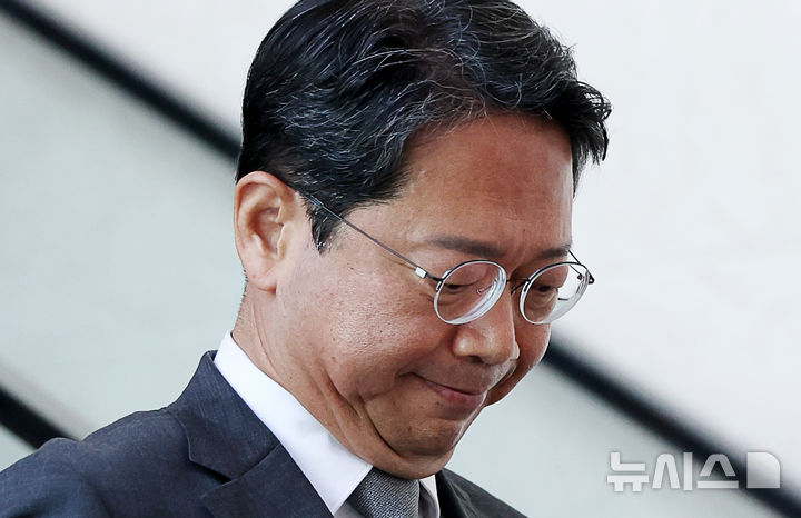 [서울=뉴시스] 김명년 기자 = 김승원 법무부 장관 후보자가 19일 오전 서울 여의도 국회 소통관에서 기자회견을 마치고 이동하고 있다. 이날 김 후보자는 후보직을 사퇴했다. 2026.09.19. kmn@newsis.com