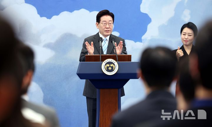 [서울=뉴시스] 조성봉 기자 = 이재명 대통령이 19일 청와대에서 열린 2026 청년의 날 기념식에서 기념사를 하고 있다. 2026.09.19. suncho21@newsis.com