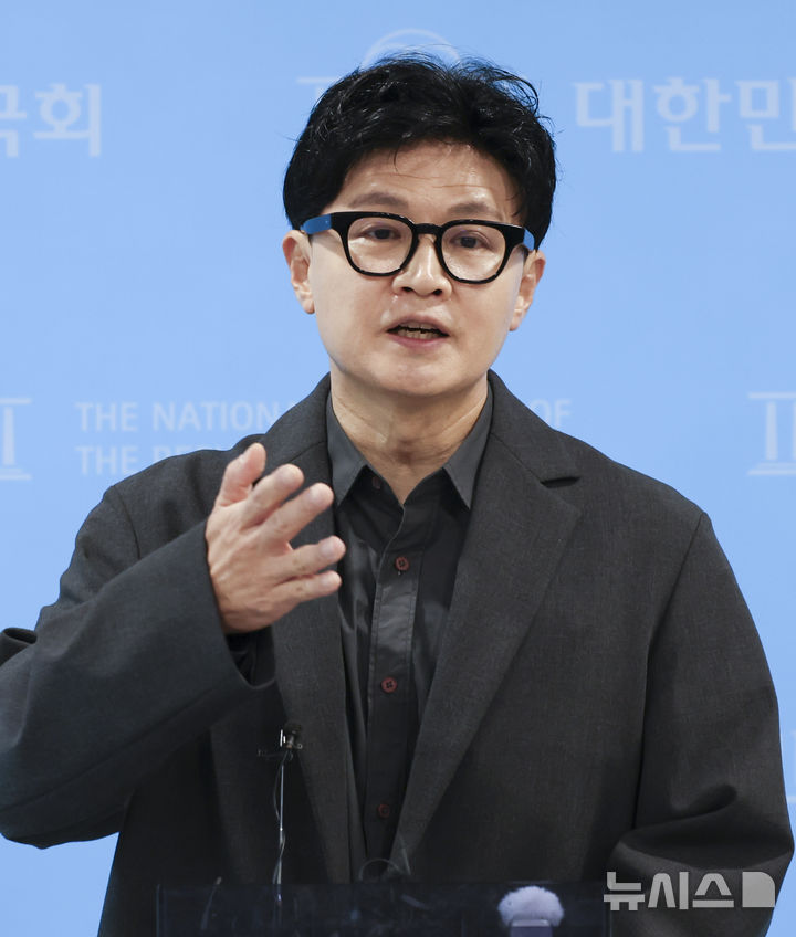 [서울=뉴시스] 김근수 기자 = 한동훈 무소속 의원이 19일 오후 서울 여의도 국회 소통관에서 김승원 법무부 장관 후보자 사퇴 관련 기자회견을 마치고 취재진 질문에 답하고 있다. 2026.09.19. ks@newsis.com