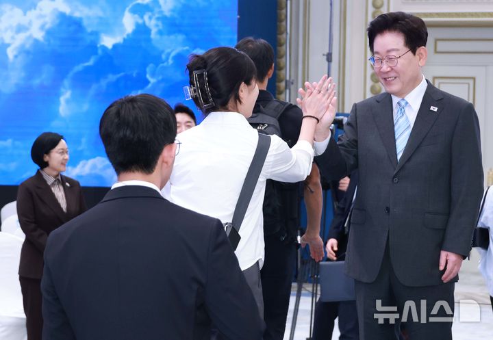 [서울=뉴시스] 조성봉 기자 = 이재명 대통령이 19일 청와대에서 열린 2026 청년의 날 기념 청년 오픈마이크에서 청년들과 하이파이브를 하고 있다. 2026.09.19. suncho21@newsis.com