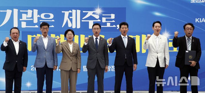 [제주=뉴시스] 우장호 기자 = 19일 오후 제주시 일도1동 탐라문화광장에서 열린 '2차 공공기관 제주이전촉구 범도민운동본부 홍보캠페인'에서 위성곤 제주지사 등 참석자들이 제주 이전 촉구 구호를 외치고 있다.왼쪽부터 이정엽 국민의힘 제주도당위원장, 문대림 더불어민주당 제주도당위원장, 고의숙 제주도교육감, 위성곤 제주지사, 송영훈 제주도의회 의장, 김한규(제주시을) 더불어민주당 의원, 김상균 조국혁신당 제주도당위원장. 2026.09.19. woo1223@newsis.com