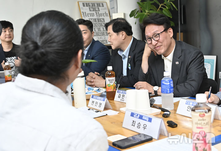 [전남광주=뉴시스] 박기웅 기자 = 김민석 더불어민주당 대표가 청년의 날인 19일 오후 전남광주 동구 광주독립영화관에서 독립영화 감독 등 청년 영화인들과 간담회를 하고 있다. 2026.09.19. pboxer@newsis.com