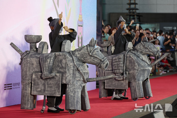 [서울=뉴시스] 고승민 기자 = 19일 서울 국립중앙박물관에서 열린 2026 국중박 분장놀이에서 '기마 인물형 토기'를 표현한 말탄사람둥이 팀이 장기를 뽐내고 있다. 2026.09.19. kkssmm99@newsis.com