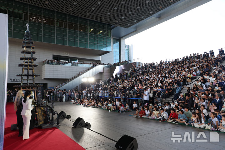[서울=뉴시스] 고승민 기자 = 19일 서울 국립중앙박물관에서 열린 2026 국중박 분장놀이에서 '청동 공양탑'을 표현한 방탑 고려단 팀이 장기를 뽐내고 있다. 2026.09.19. kkssmm99@newsis.com