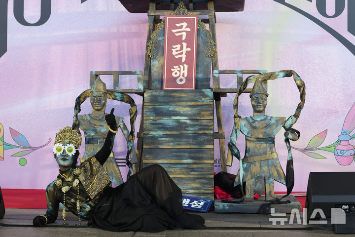 [서울=뉴시스] 고승민 기자 = 19일 서울 국립중앙박물관에서 열린 2026 국중박 분장놀이에서 '청동 공양탑'을 표현한 방탑 고려단 팀이 장기를 뽐내고 있다. 2026.09.19. kkssmm99@newsis.com