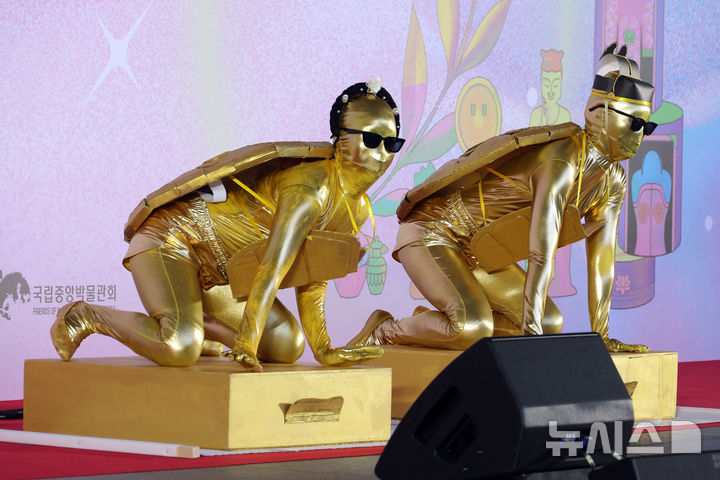 [서울=뉴시스] 고승민 기자 = 19일 서울 국립중앙박물관에서 열린 2026 국중박 분장놀이에서 '단종 복위 시호 금보, 단종비 정순왕후 복위 시호 금보'를 표현한 숨고르는 거북이 팀이 장기를 뽐내고 있다. 2026.09.19. kkssmm99@newsis.com