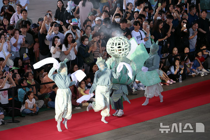 [서울=뉴시스] 고승민 기자 = 19일 서울 국립중앙박물관에서 열린 2026 국중박 분장놀이에서 '청자 칠보무늬 향로'를 표현한 향로업고튀어 팀이 입장하고 있다. 2026.09.19. kkssmm99@newsis.com