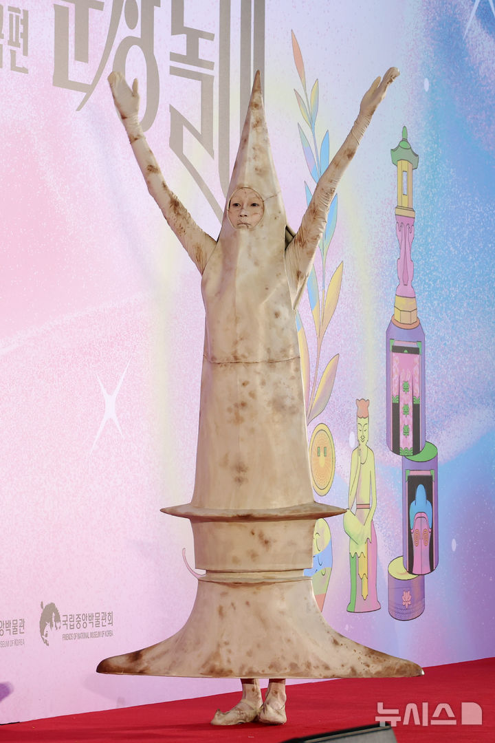 [서울=뉴시스] 고승민 기자 = 19일 서울 국립중앙박물관에서 열린 2026 국중박 분장놀이에서 '간돌검'을 표현한 이혜정 씨가 무대에 입장하고 있다. 2026.09.19. kkssmm99@newsis.com