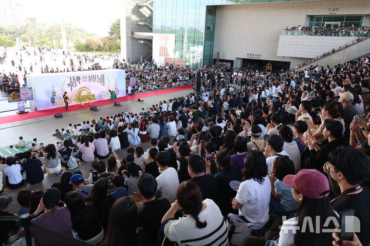 [서울=뉴시스] 고승민 기자 = 19일 서울 국립중앙박물관에서 열린 2026 국중박 분장놀이에서 '국새 제고지보'를 표현한 '국새에 발이 달렸나' 팀이 장기를 뽐내고 있다. 2026.09.19. kkssmm99@newsis.com