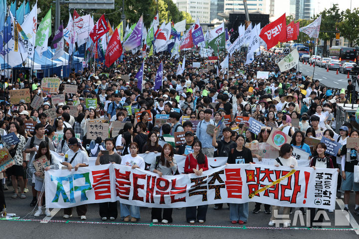 [서울=뉴시스] 김명년 기자 = 19일 오후 서울 중구 시청역 앞에서 열린 919 기후정의행진에 앞서 참자들이 집회를 하고 있다. 2026.09.19. kmn@newsis.com