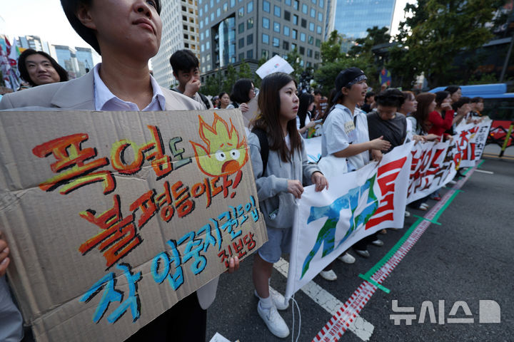 [서울=뉴시스] 김명년 기자 = 19일 오후 서울 중구 시청역 앞에서 열린 919 기후정의행진에 앞서 참자들이 집회를 하고 있다. 2026.09.19. kmn@newsis.com