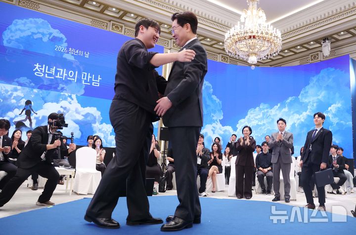 [서울=뉴시스] 조성봉 기자 = 이재명 대통령이 19일 청와대에서 열린 2026 청년의 날 기념 청년 오픈마이크에서 청년들과 포옹 인사를 하고 있다. 2026.09.19. suncho21@newsis.com