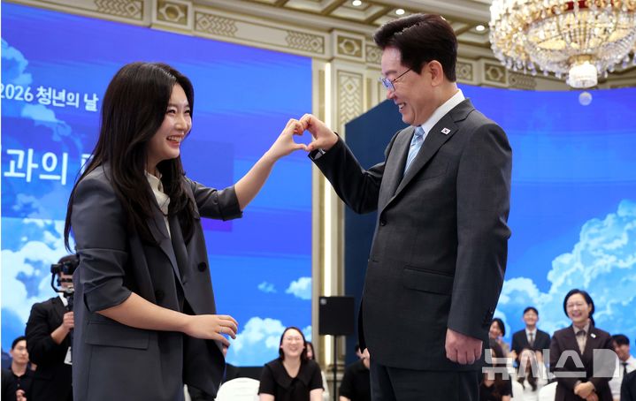 [서울=뉴시스] 조성봉 기자 = 이재명 대통령이 19일 청와대에서 열린 2026 청년의 날 기념 청년 오픈마이크에서 청년들과 '손하트' 인사를 하고 있다. 2026.09.19. suncho21@newsis.com