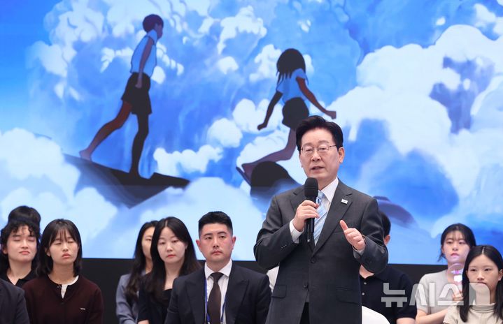 [서울=뉴시스] 조성봉 기자 = 이재명 대통령이 19일 청와대에서 열린 2026 청년의 날 기념 청년 오픈마이크에서 발언을 하고 있다. 2026.09.19. suncho21@newsis.com