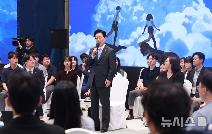 [서울=뉴시스] 조성봉 기자 = 이재명 대통령이 19일 청와대에서 열린 2026 청년의 날 기념 청년 오픈마이크에서 발언을 하고 있다. 2026.09.19. suncho21@newsis.com