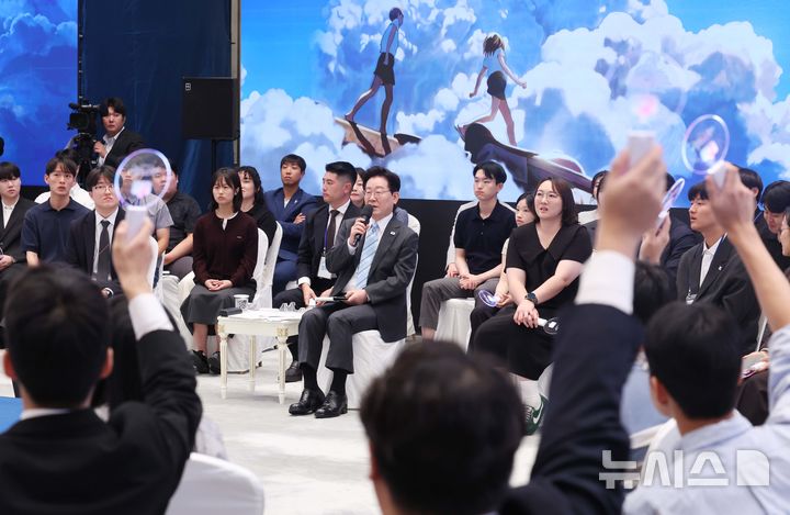 [서울=뉴시스] 조성봉 기자 = 이재명 대통령이 19일 청와대에서 열린 2026 청년의 날 기념 청년 오픈마이크에서 청년들과 하이파이브를 하고 있다. 2026.09.19. suncho21@newsis.com