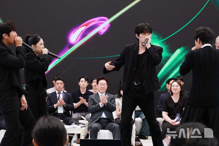 [서울=뉴시스] 조성봉 기자 = 이재명 대통령이 19일 청와대에서 열린 2026 청년의 날 기념 청년 오픈마이크에서 '비트펠라하우스'의 공연을 보며 박수치고 있다. 2026.09.19. suncho21@newsis.com